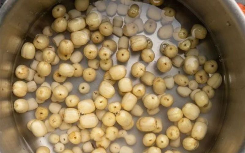 Ngâm hạt sen khoảng 2-3 giờ để dễ chín hơn