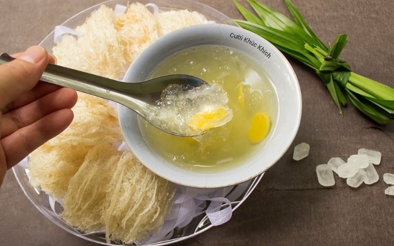 Lá dứa và đường phèn tạo độ ngọt thơm