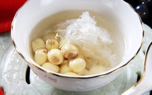 Món chè tổ yến cùng hạt sen thơm ngon