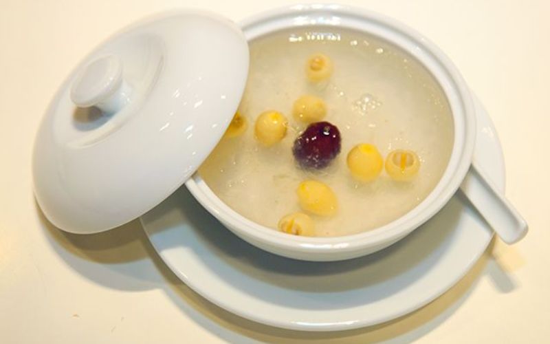 Nấu chè tổ yến kết hợp với hạt sen bổ dưỡng
