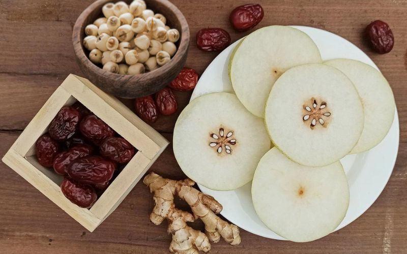 Táo đỏ và gừng là dược liệu có tính ấm, giúp trung hòa tính hàn của lê và hạt sen