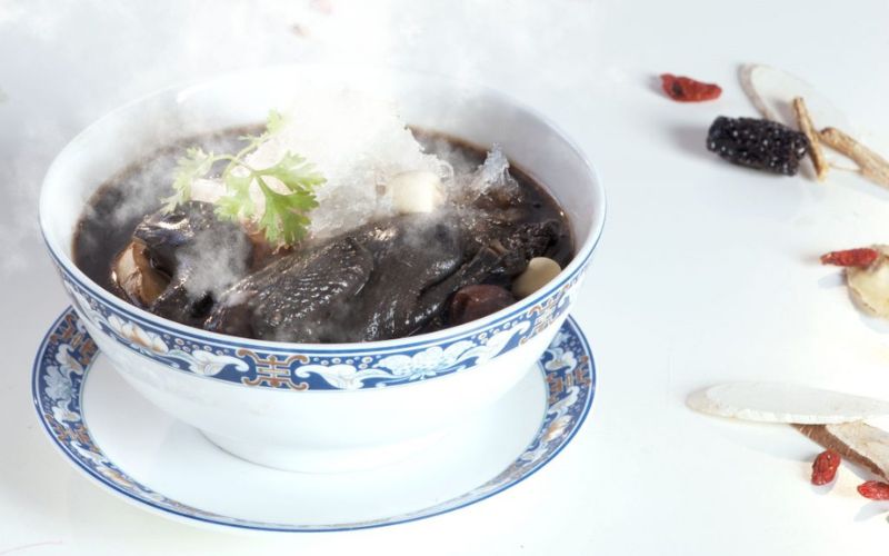 Thịt gà ác mềm ngọt, thường dùng cho trẻ biếng ăn, suy dinh dưỡng. 