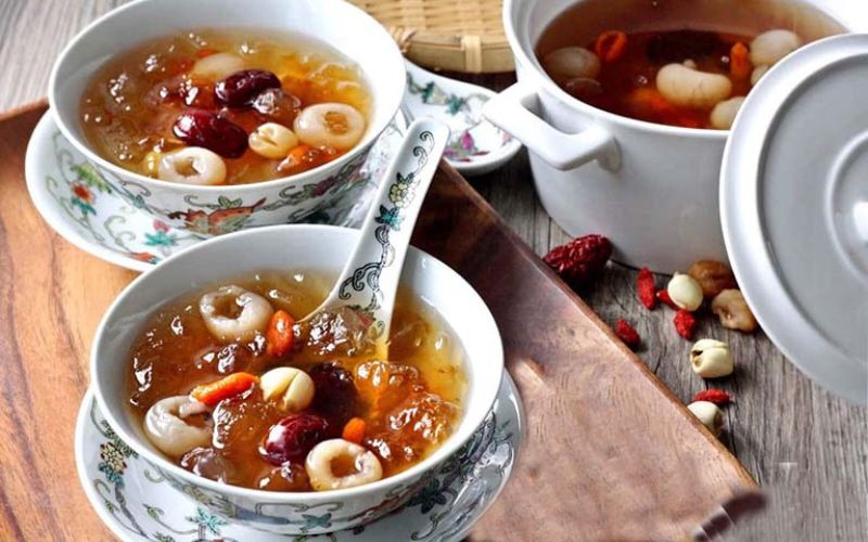 Tổ yến kết hợp nước dừa, kèm táo đỏ, kỷ tử thơm ngon, bắt mắt