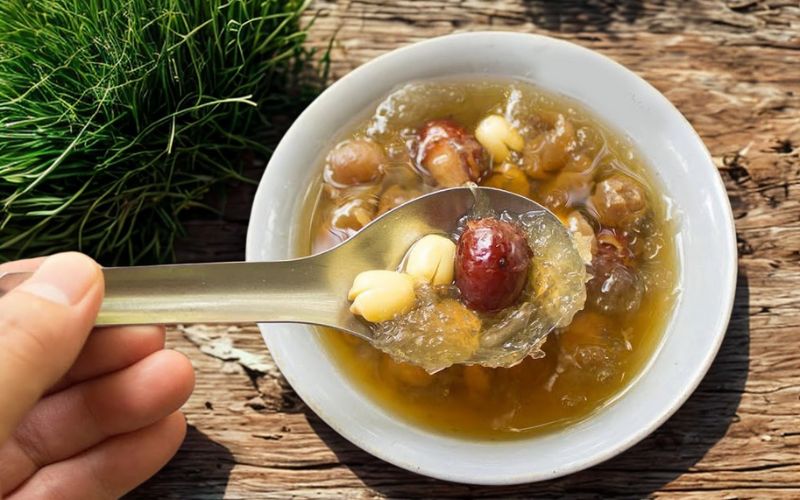 Yến chưng hạt sen táo đỏ giúp bà bầu an thần, giảm stress và ngủ ngon hơn